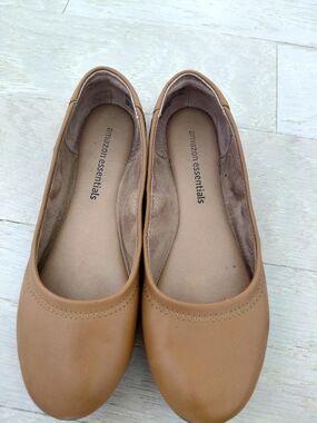 Amazon Essentials Women's Tan Ballet Flats